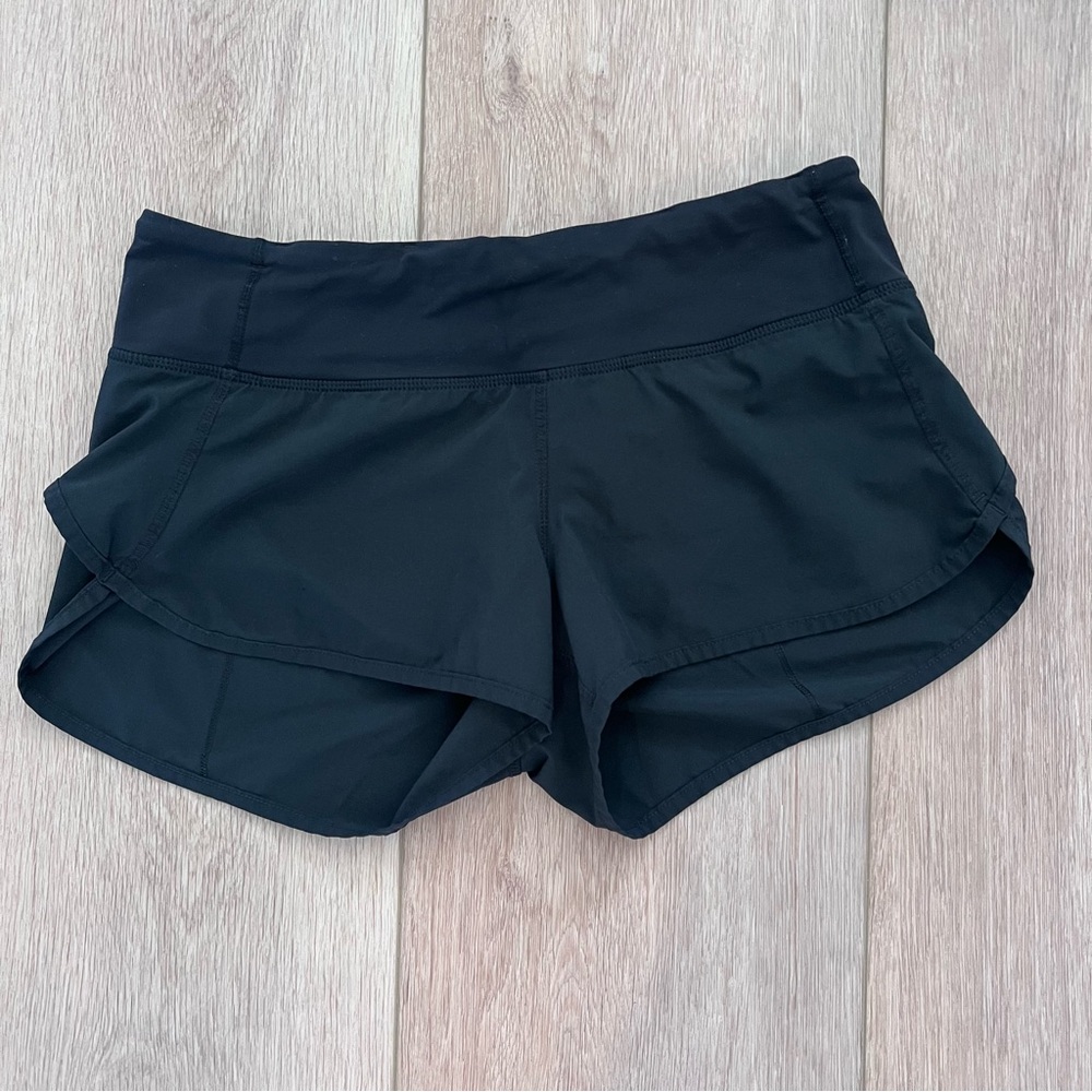 Lululemon Speed Short 4-way Stretch
SIZE 4 Solid Black w/ Lining